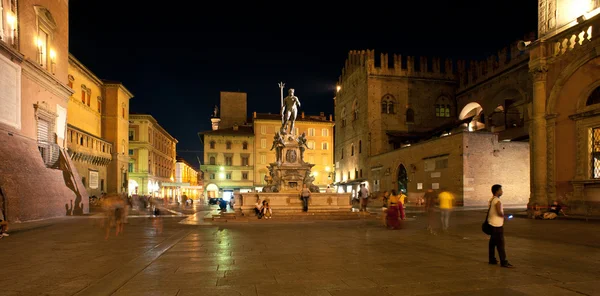 BOLOGNA, ITALIE - 2 AOÛT : marche sur la place Nettuno, août — Photo