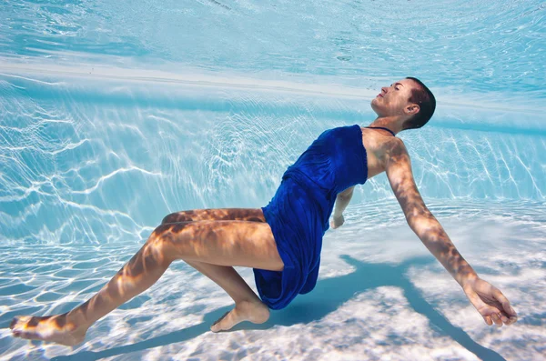 Mavi elbiseli yüzme havuzunda sualtı kadın portre — Stok fotoğraf