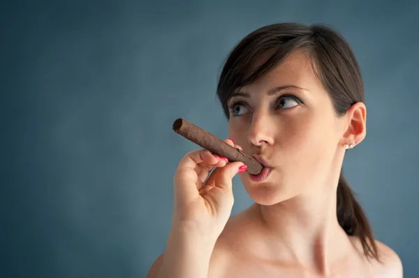 Femme fumant du cigare. Studio photo de mode — Photo