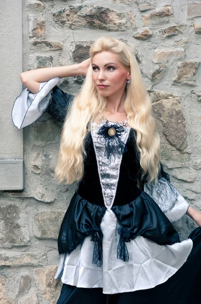 Menina bonita vestindo um vestido medieval — Fotografia de Stock