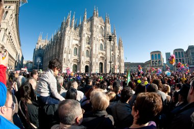 disfrutando de carnaval en la Plaza de la Catedral de Milán, Italia. cada y