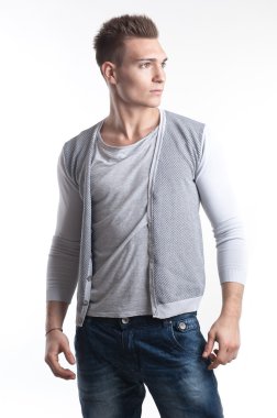 beyaz zemin üzerine genç adam portresi