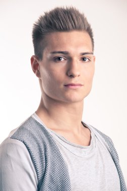 genç adam yakın çekim portre beyaz zemin üzerine