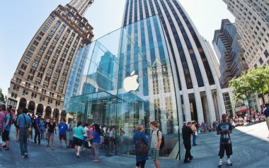 New york city - 23 Haziran: apple store küp üzerinde 23 Haziran 5th avenue,
