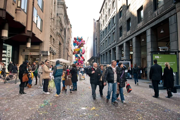 MILÃO, ITÁLIA - FEV 25: curtindo o Carnaval em Corso Vittori — Fotografia de Stock