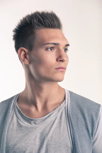 Jonge man close-up portret op witte achtergrond — Stockfoto
