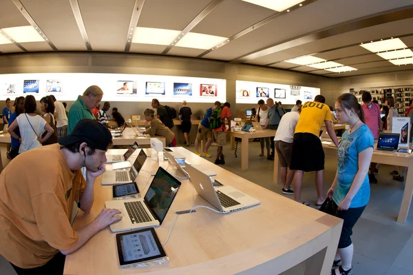 NEW YORK CITY - JUNE 23: visiting the Apple Store on 5th — Stock Photo, Image