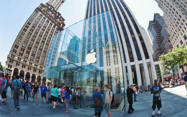 New york city - 23 juni: apple winkel kubus op 5th avenue 23 juni, — Stockfoto