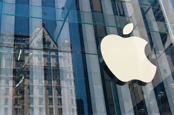 NEW YORK CITY - JUNE 23: Apple Store logo on June 23, 2012 in Ne — Stock Photo, Image