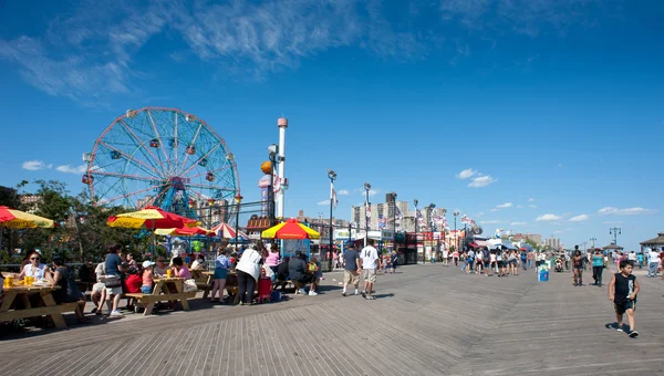 NEW YORK - JUNE 27: Coney Island boardwalk in front of the Wonde — Stock Photo, Image