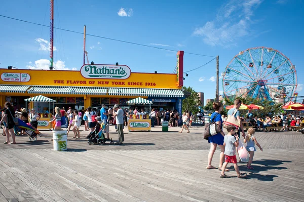 Calçadão Riegelmann na frente da roda Maravilha em Coney Islan — Fotografia de Stock