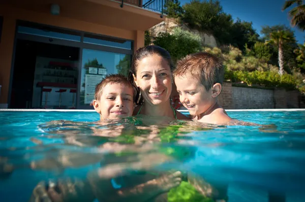 Aile zaman yüzme havuzunda — Stok fotoğraf