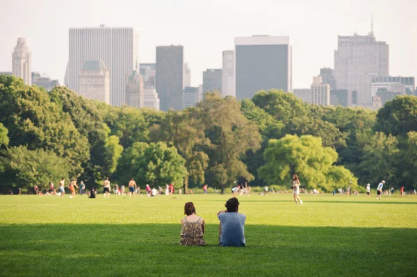 Насолоджуючись відпочинку на свіжому повітрі в центральному парку в Нью-Йорку. — стокове фото