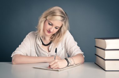 koyu arka planı okuyan genç kız