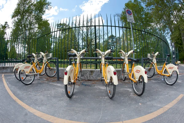 MILÁN - 1 DE MAYO: Estación para compartir bicicletas en la ciudad el 1 de mayo de 2012 en Mi — Foto de Stock