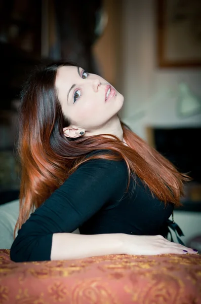 Porträtt av en sensuell ung kvinna. kort skärpedjup — Stockfoto