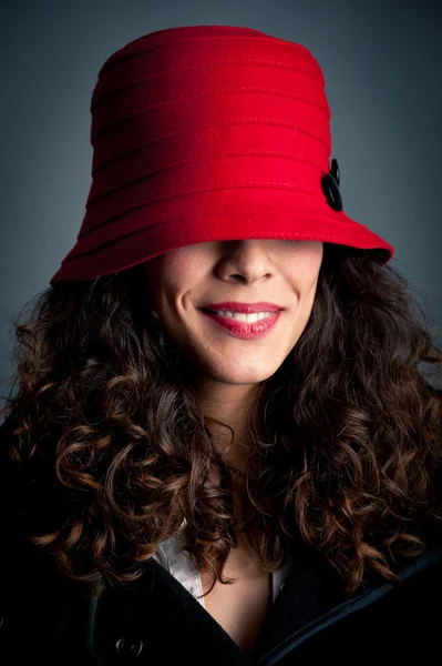 Mulher bonita em chapéu vermelho contra fundo preto. Retrorretrato — Fotografia de Stock