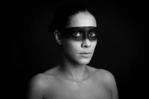 Maquillaje creativo de hermosa chica sobre fondo negro. Blanco y negro —  Fotos de Stock