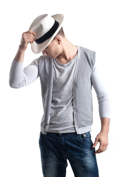 Portrét mladý muž s kloboukem na bílém pozadí — Stock fotografie