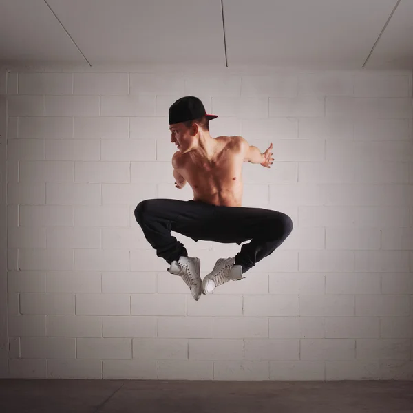 Молодой человек акробатический прыжок. Свободный стиль — стоковое фото