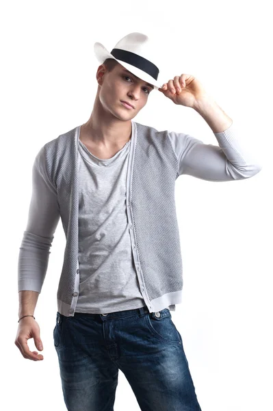 白い背景の上の帽子を持つ若い男の肖像画 — ストック写真