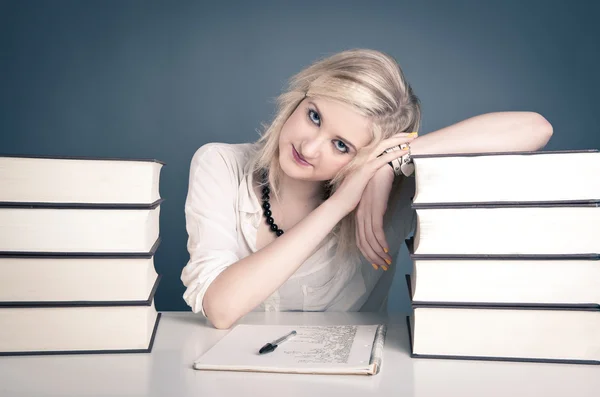 Chica joven estudiando contra el fondo oscuro —  Fotos de Stock