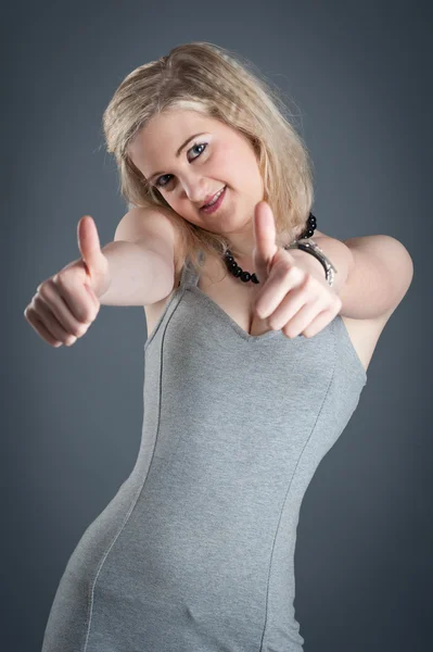 Portrét dívky blondýna teenager na tmavém pozadí — Stock fotografie