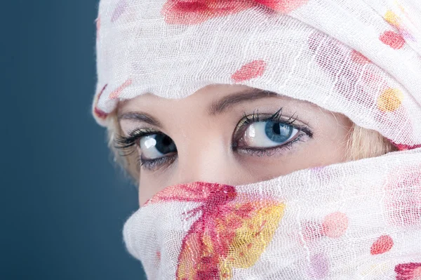 Portret van gesluierde vrouw, focus op ogen — Stockfoto