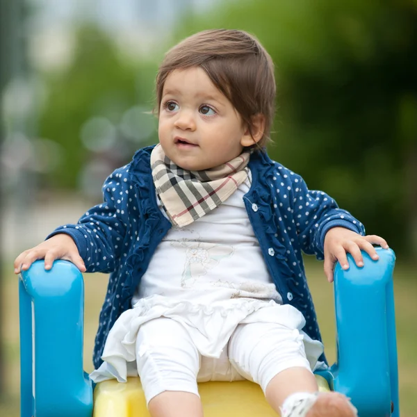 Ett år gammal flicka utomhus porträtt — Stockfoto
