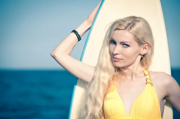 Hermoso joven surf chica retrato en la playa con una tabla de surf —  Fotos de Stock