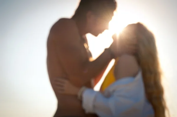Couple at the beach backlight. Out of focus image — Stock Photo, Image