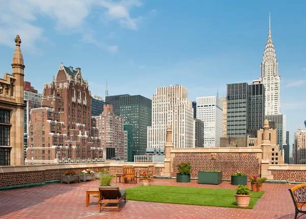 Terraza de la ciudad de Nueva York sobre vista al horizonte de Manhattan con el edificio Chrysler —  Fotos de Stock