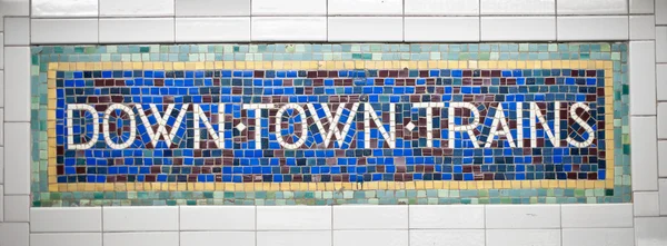 Nova York metrô sinal de azulejo padrão no centro de Manhattan — Fotografia de Stock