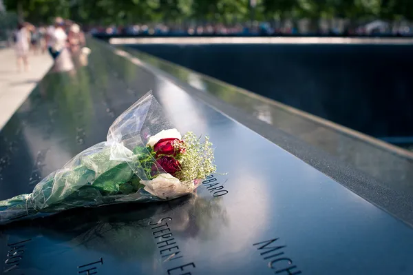 New York City - június 25-én: Virágok maradt a nemzeti Memorial 9-11 — Stock Fotó