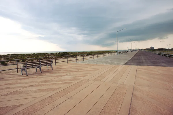 Pobřeží esplanade daleko rockaway Beach. New york city — Stock fotografie