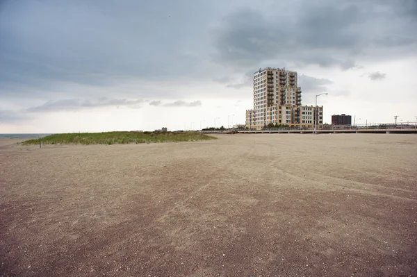 Küstengebäude an einem weit entfernten Strand. New York City — Stockfoto