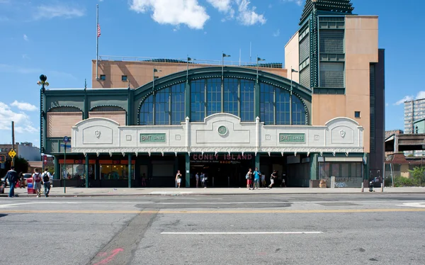 NUEVA YORK - 27 DE JUNIO: Estación de metro de Stillwell Avenue el 27 de junio , — Foto de Stock