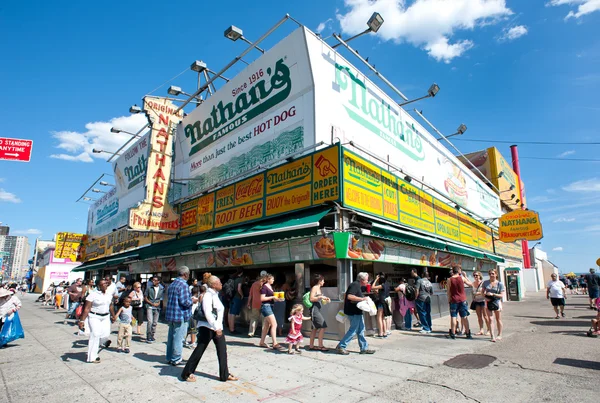 NUEVA YORK - 27 DE JUNIO: La tienda de Nathan el 27 de junio de 2012 en Coney — Foto de Stock