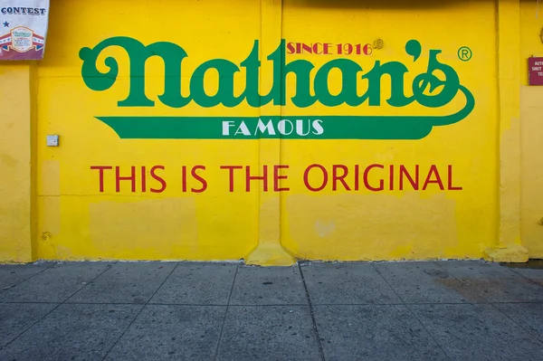 NUEVA YORK - 27 DE JUNIO: El cartel de la tienda de Nathan el 27 de junio de 2012 en C — Foto de Stock