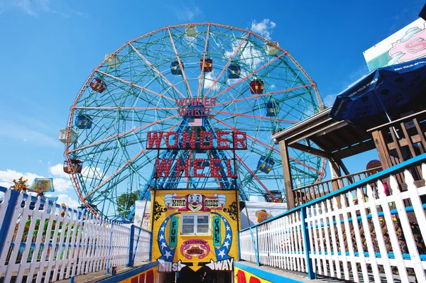 NEW YORK - JUNE 27: Coney Island's Wonder Wheel on June 27, 2012 — Stock Photo, Image