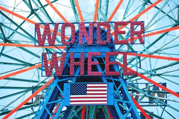 NEW YORK - JUNE 27: Coney Island's Wonder Wheel on June 27, 2012 — Stock Photo, Image