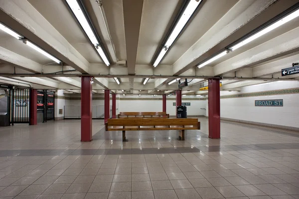 Vista interior vazia da estação de metrô Broad St em Nova York — Fotografia de Stock