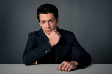 Kendine güvenen adam koyu arka planı düz bakan