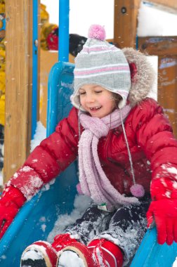 kış zamanında oynayan küçük kız