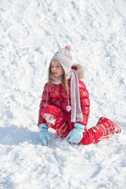 Karda oynayan genç çocuk