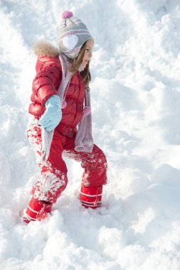 Karda oynayan genç kız
