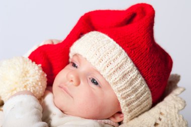 Yeni doğan bebek Noel şapka ile