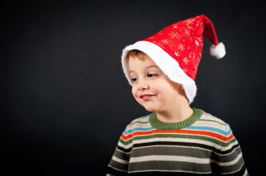 Çocuk portre Noel şapka siyah arka plan ile. kopya alanı ile