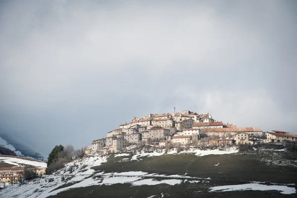 Aldeia Castelluccio di Norcia, Itália. Tempo de inverno com neve — Fotografia de Stock