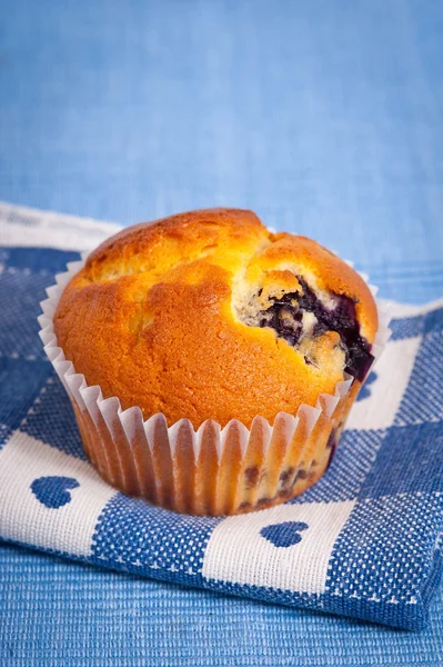 Muffin de arándano en servilleta de corazón y mantel azul — Foto de Stock